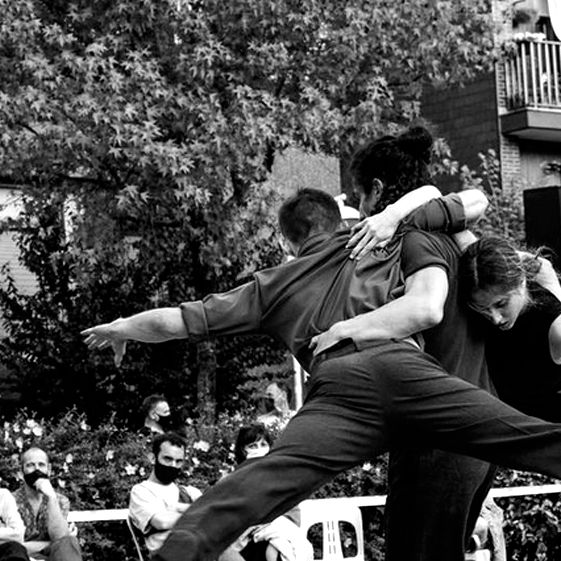 Fotografía tomada durante la representación de La levedad en el Festival de Danza de Pasaia 2021.